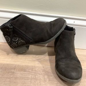 Beautiful Girls’ Black boots.